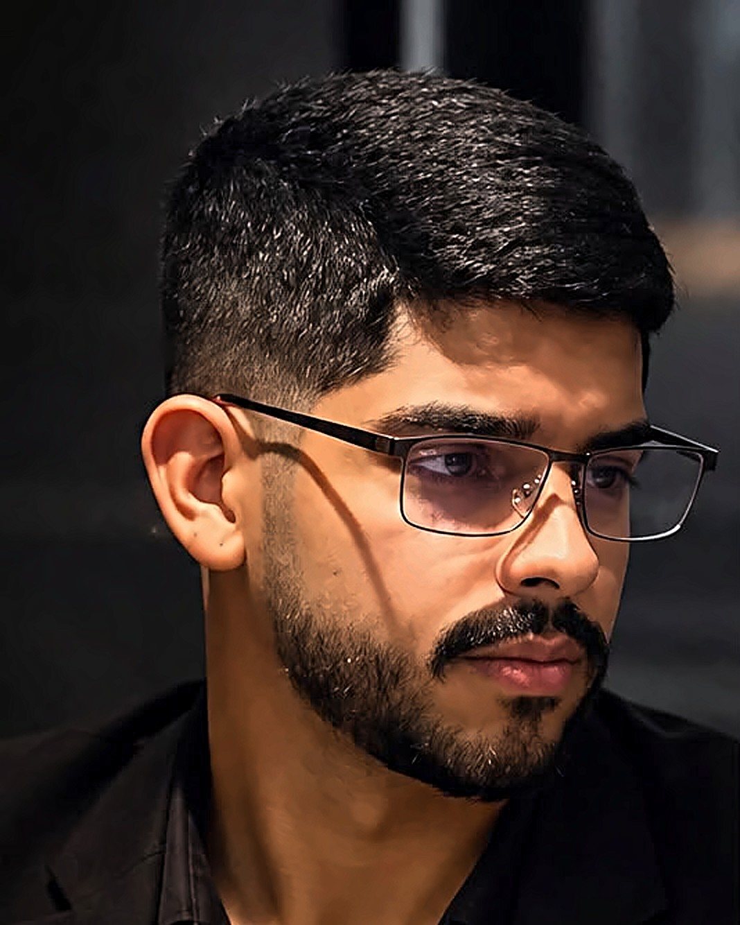 Detetive Lucas de óculos, analisando um caso